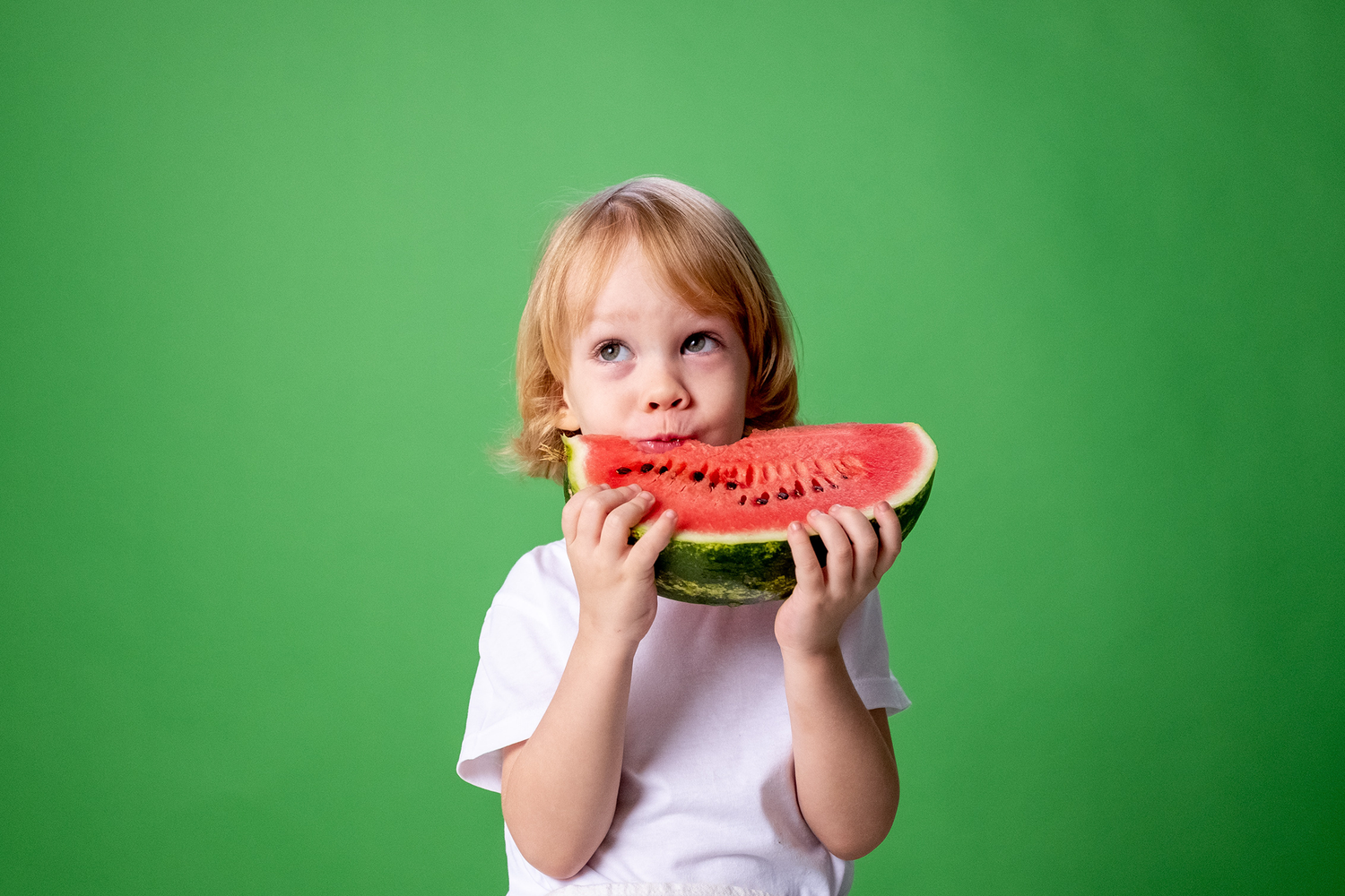 Zum Blog für Appetitlosigkeit bei Kindern - Bild zeigt Junge der Melone isst