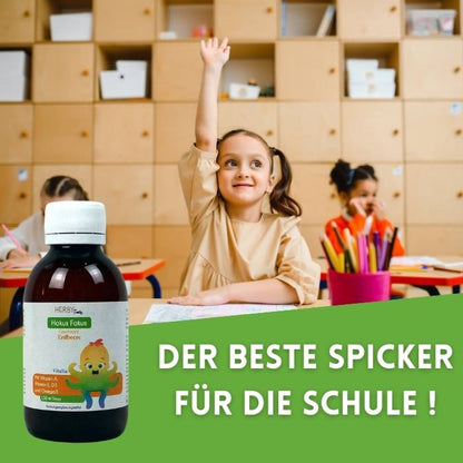 Kind in der Schule, das sich meldet, im Vordergrund steht die Hokus Fokus Flasche