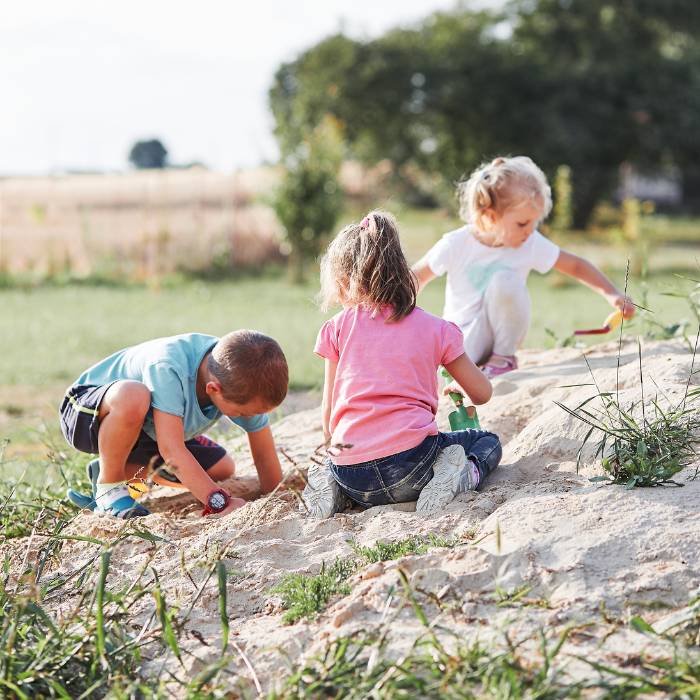 Kinder spielen im Sandkasten