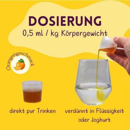 Dosierbecher mit Mister Big Sirup und Glas mit Flüssigkeit, in dem Sirup verdünnt werden kann