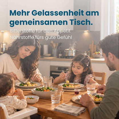 Familie mit zwei Kindern isst gemeinsam am Küchentisch Gemüse, Kartoffeln und Fisch, daneben ein Messbecher mit Mahlzeit! Sirup von HERBY Family