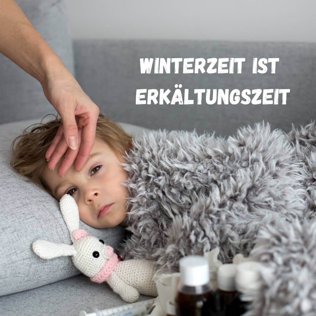 Winterzeit ist Erkältungszeit - krankes Kind, das im Bett liegt 