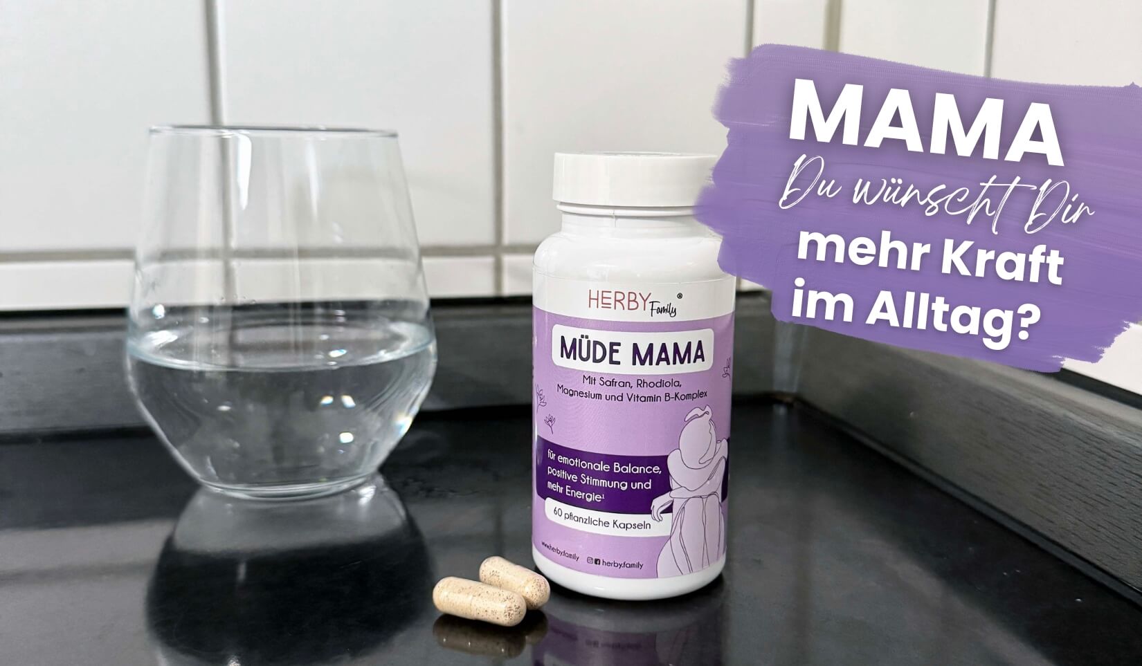 Müde Mama Kapseln und Wasserglas, sowie Text: "Mama, Du wünscht Dir mehr Kraft im Alltag?"
