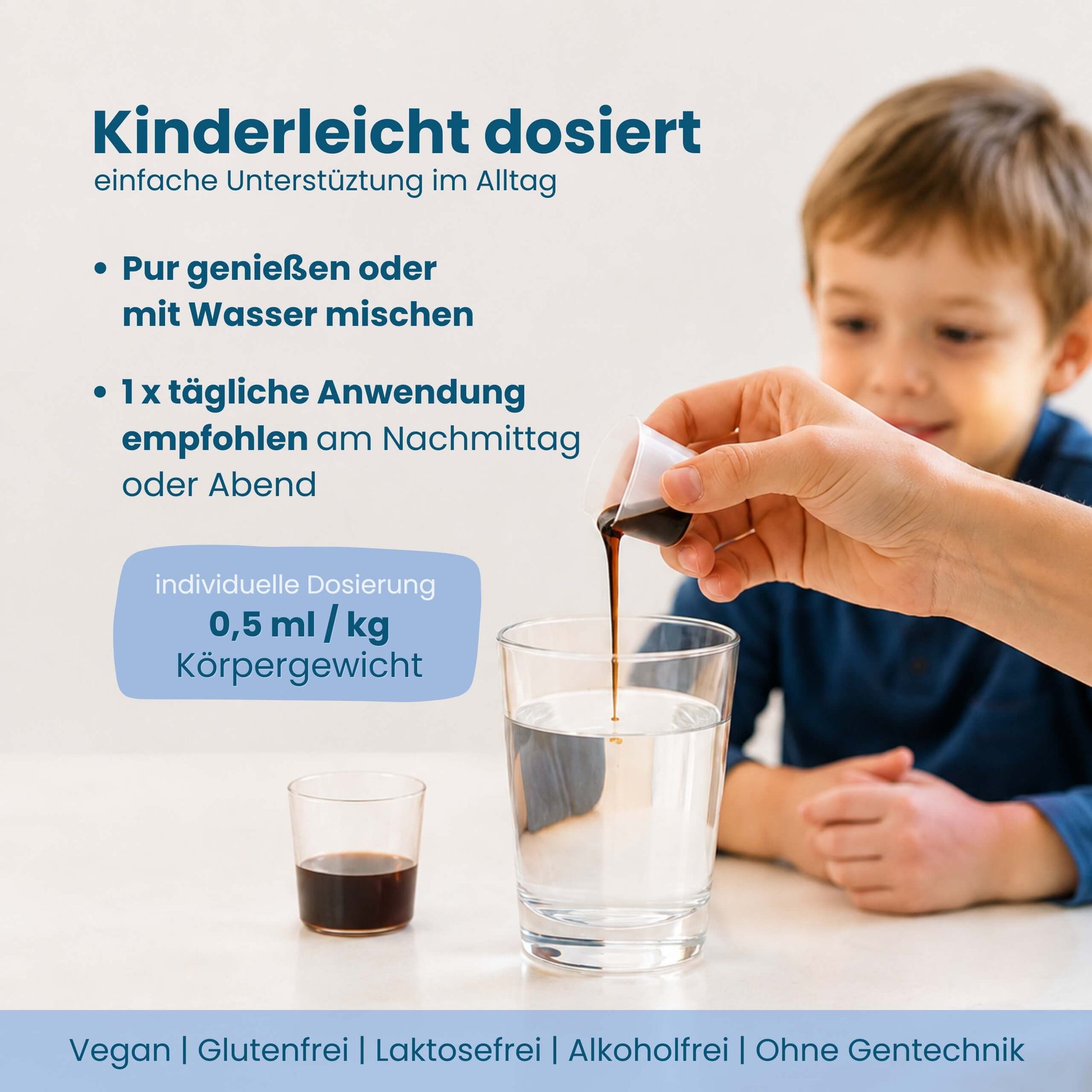 Dosierung von Chilly Milly nach Körpergewicht, 0,5 ml pro kg, Kind beim Eingießen in ein Glas