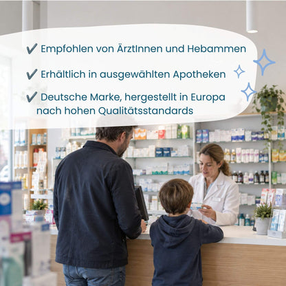 Vater und Sohn in der Apotheke im Beratungsgespräch: HERBY Family Kindersirupe sind in ausgewählten Apotheken erhältlich, deutsche Marke, hergestellt in Europa