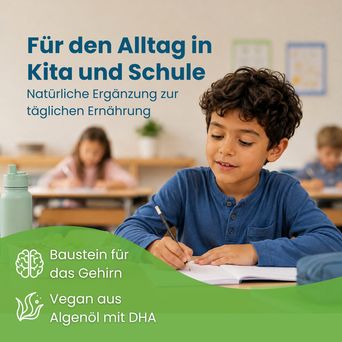 Junge schreibt konzentriert in der Schule, Hokus Fokus Gummies als natürliche Ergänzung im Kita- und Schulalltag