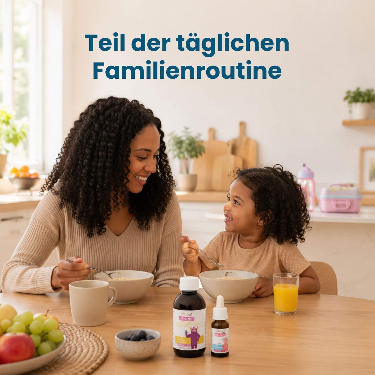 Mutter und Tochter beim Frühstück mit Mister Big und BabyBiotik als Teil der täglichen Familienroutine