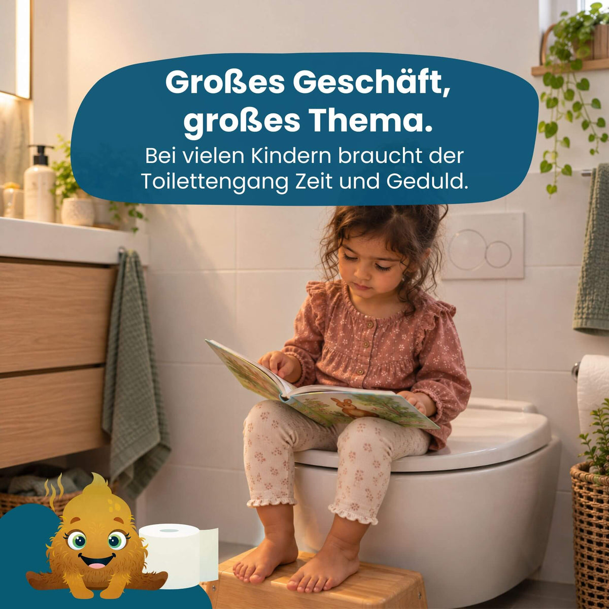 Kleines Mädchen sitzt angezogen mit Bilderbuch auf der Toilette, Füße auf dem Tritthocker, daneben Monster Winnie von HERBY Family