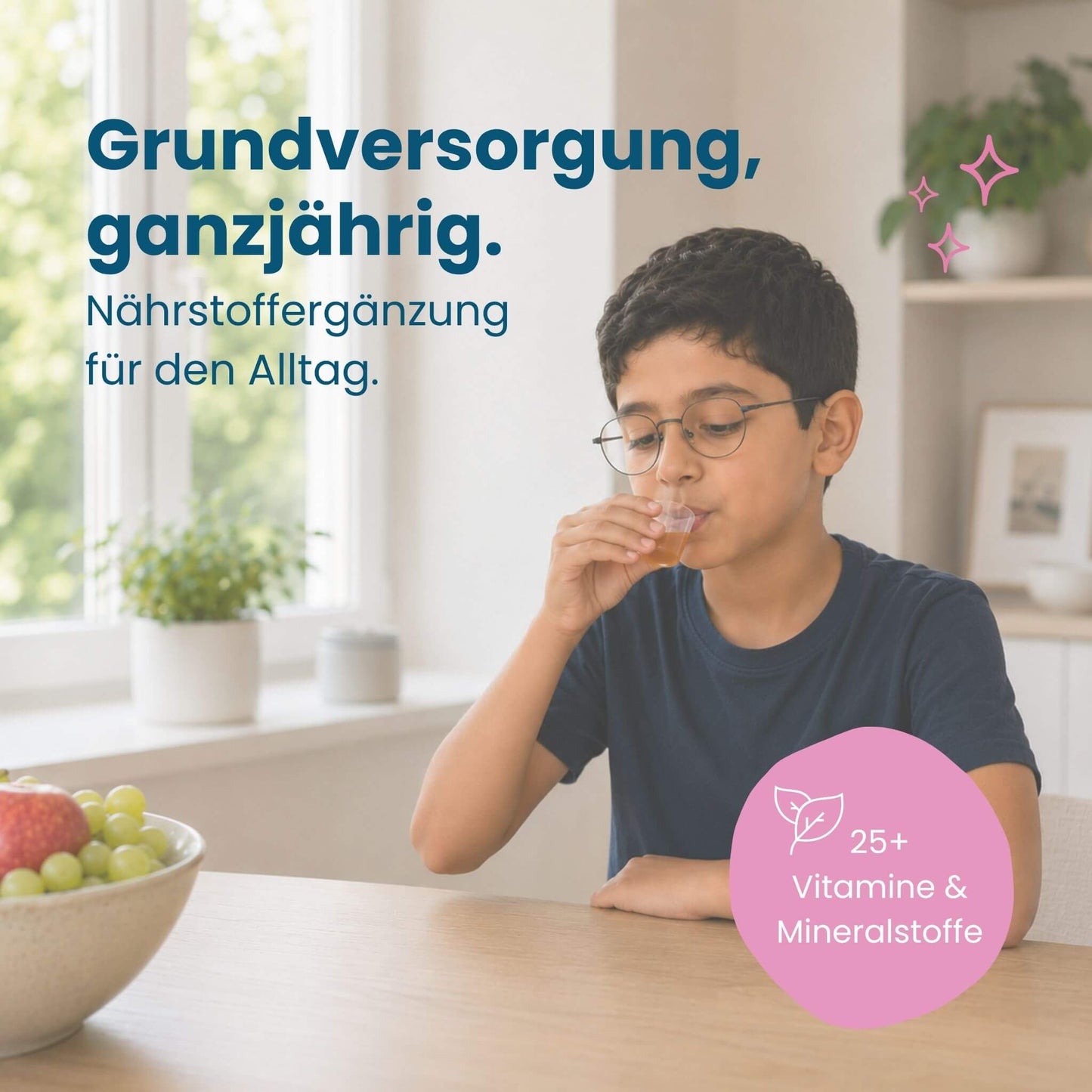 Junge trinkt Mister Big Saft, Nährstoffergänzung mit über 25 Vitaminen und Mineralstoffen für den Alltag