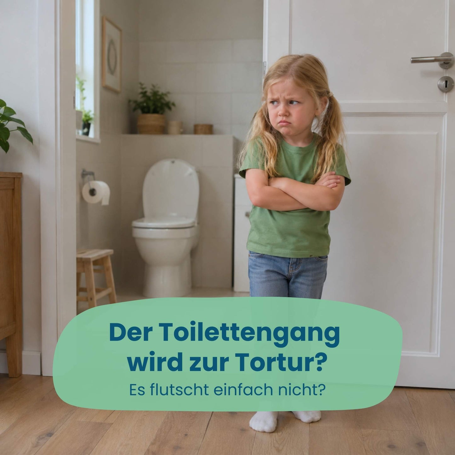 Verärgertes Kind steht vor dem Badezimmer, Toilettengang als Herausforderung