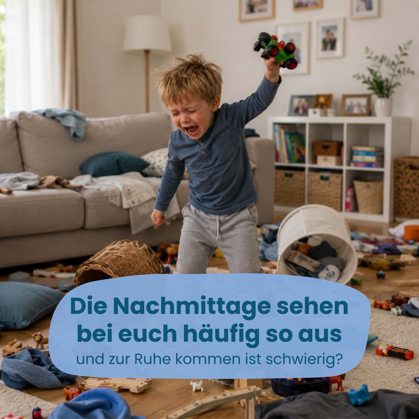 Kind tobt wütend im unaufgeräumten Wohnzimmer am Nachmittag